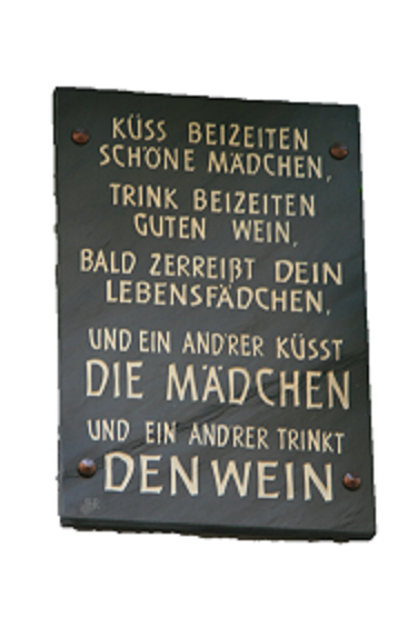 Tafel an einem Haus in Bernkastel-Kues